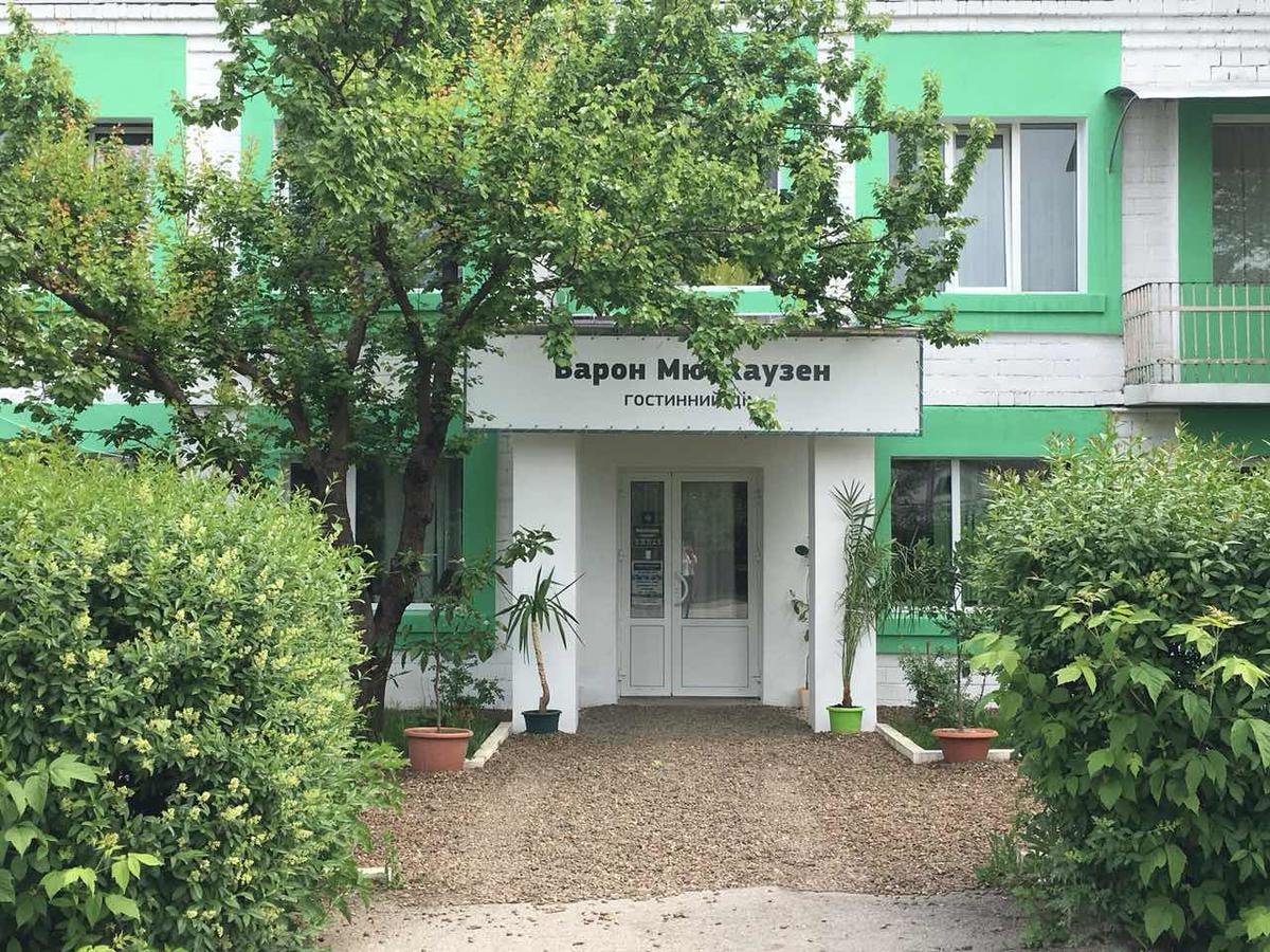 Baron Munchausen Guest House Kamianets-Podilskyi Exterior foto